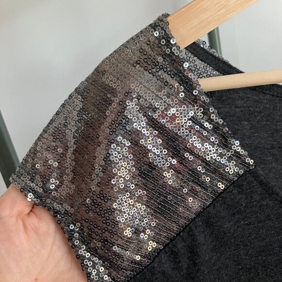 Sequin-shoulder scoopneck button-back tee in dark heathered grey - Picture 6 of 10